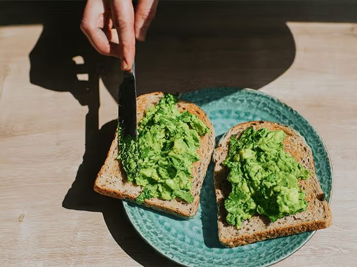 low glycemic breakfast alternatives like avocado toast and almond butter on low carb bread