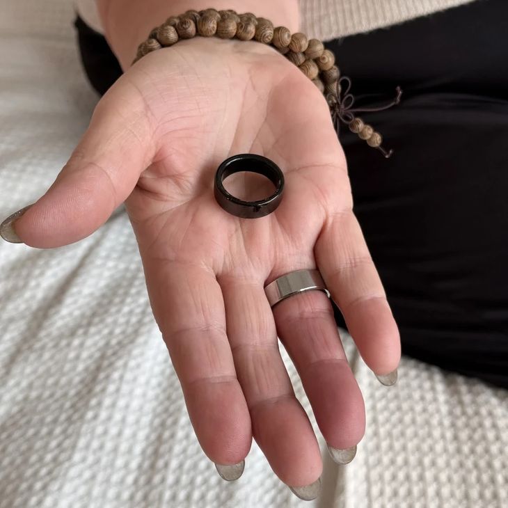 Infographic demonstrating how correct smart ring sizing maintains sensor contact during different sleep stages